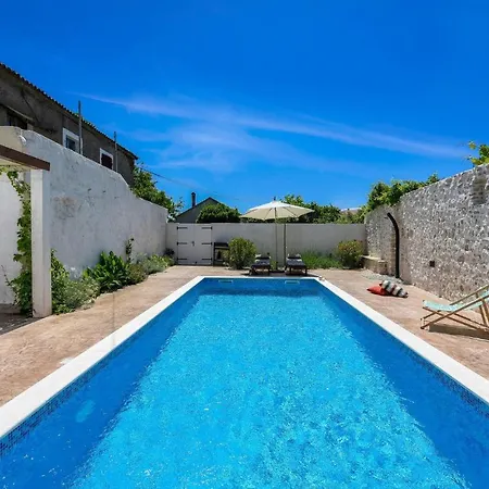 Dvori Hébergement de vacances